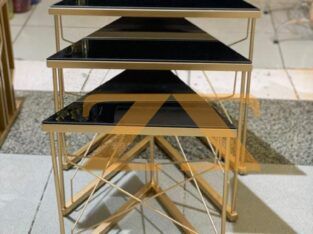 طاولة ضيافة فاخرة بسطح مثلث متداخلة