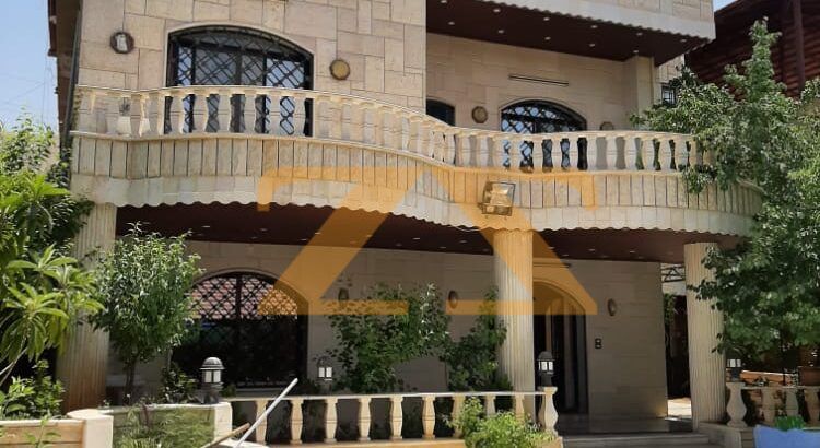 فيلا في كروم مضايا 3 طوابق مع 3 محلات عالشارع