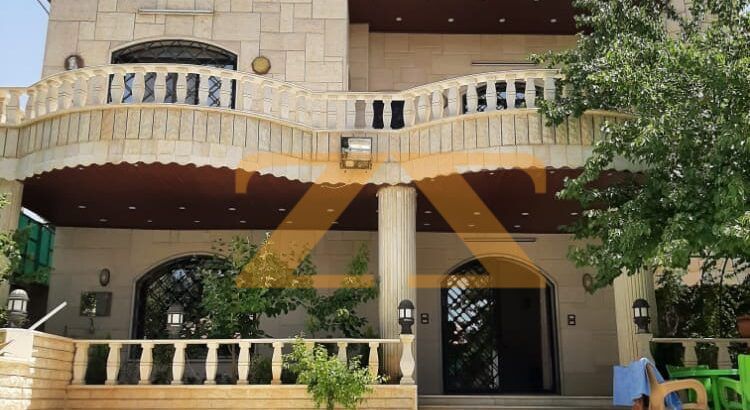 فيلا في كروم مضايا 3 طوابق مع 3 محلات عالشارع